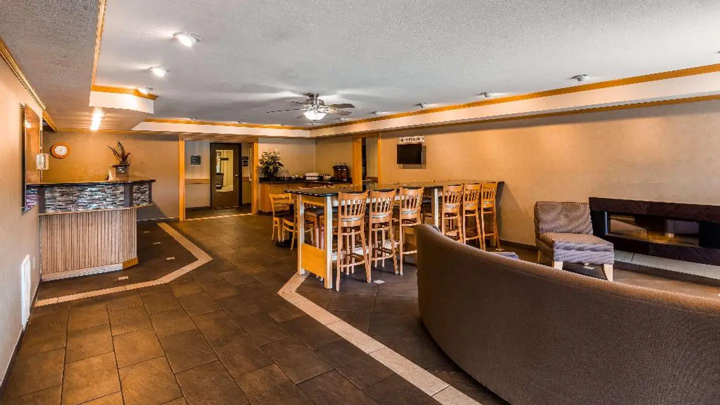 Best Western PLUS Landmark Inn Bar