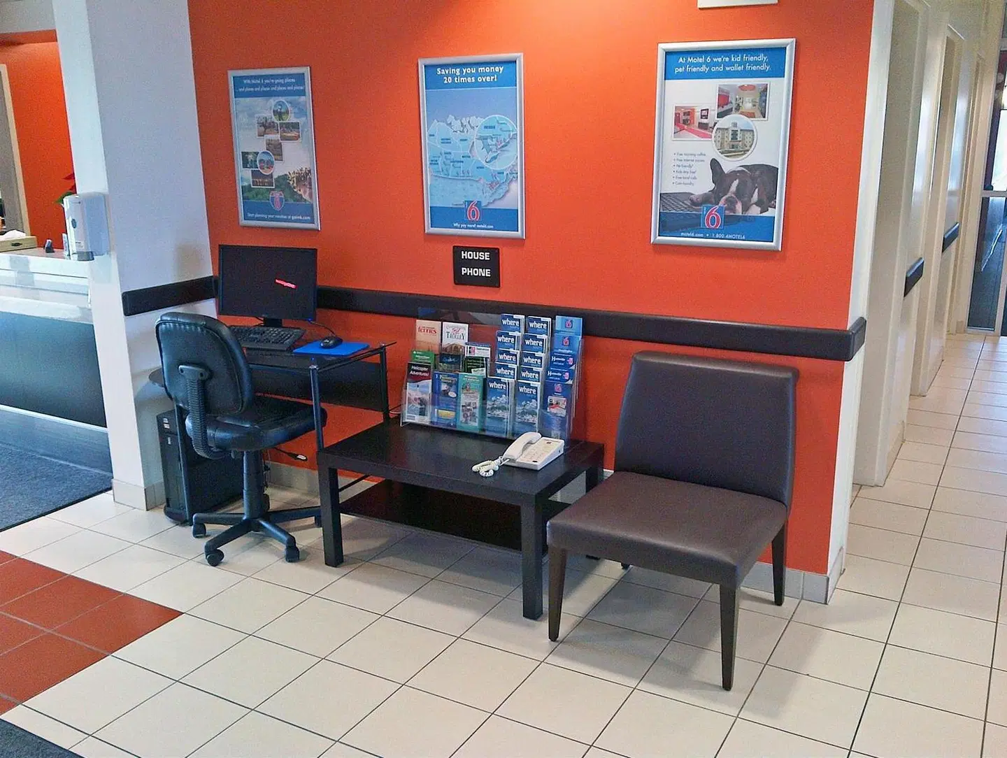 Motel 6 Kingston, ON LOUNGE_LOBBY