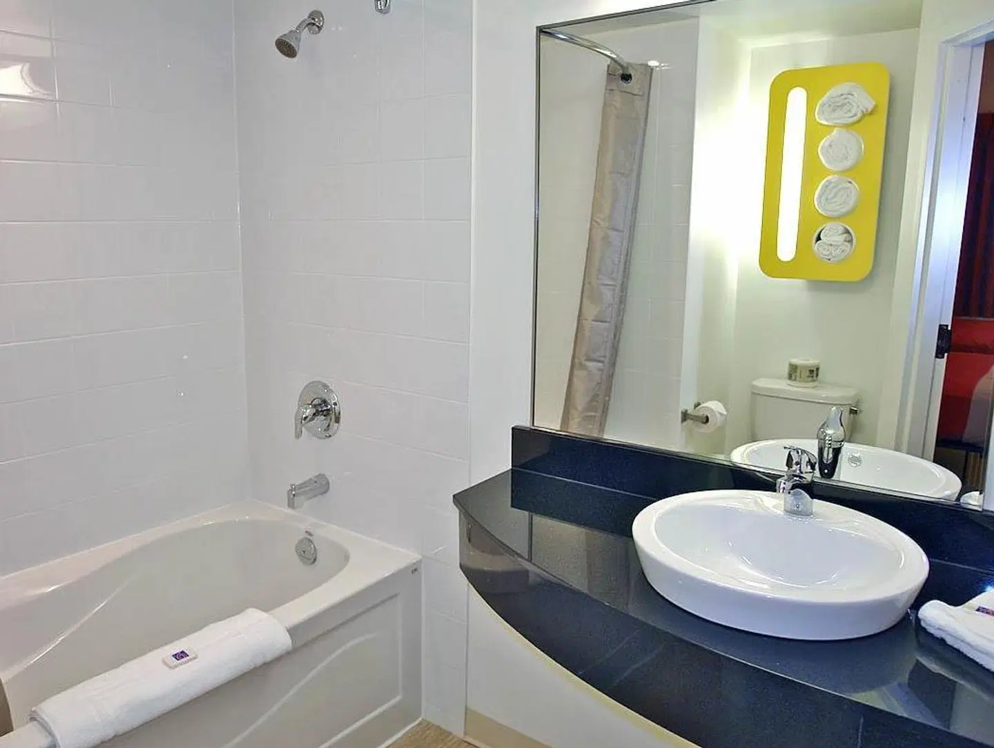 Motel 6 Kingston, ON Badezimmer