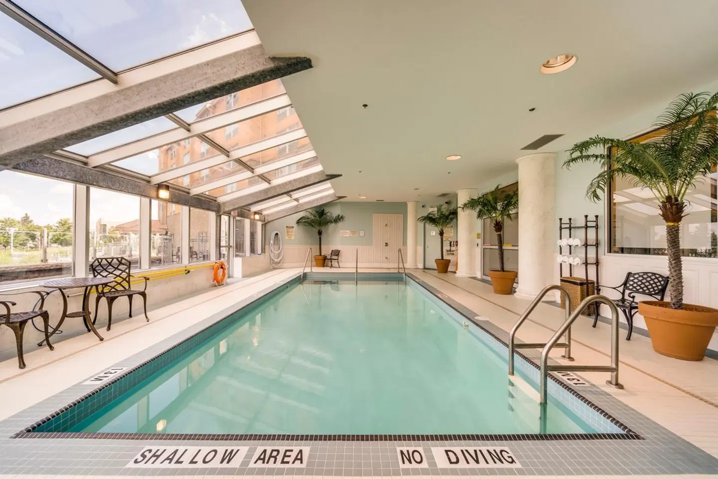 Monte Carlo Inn & Suites Downtown Markham Hallenbad