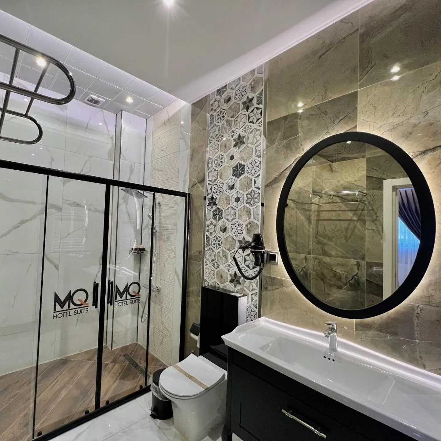 MQ Hotel Suites Badezimmer