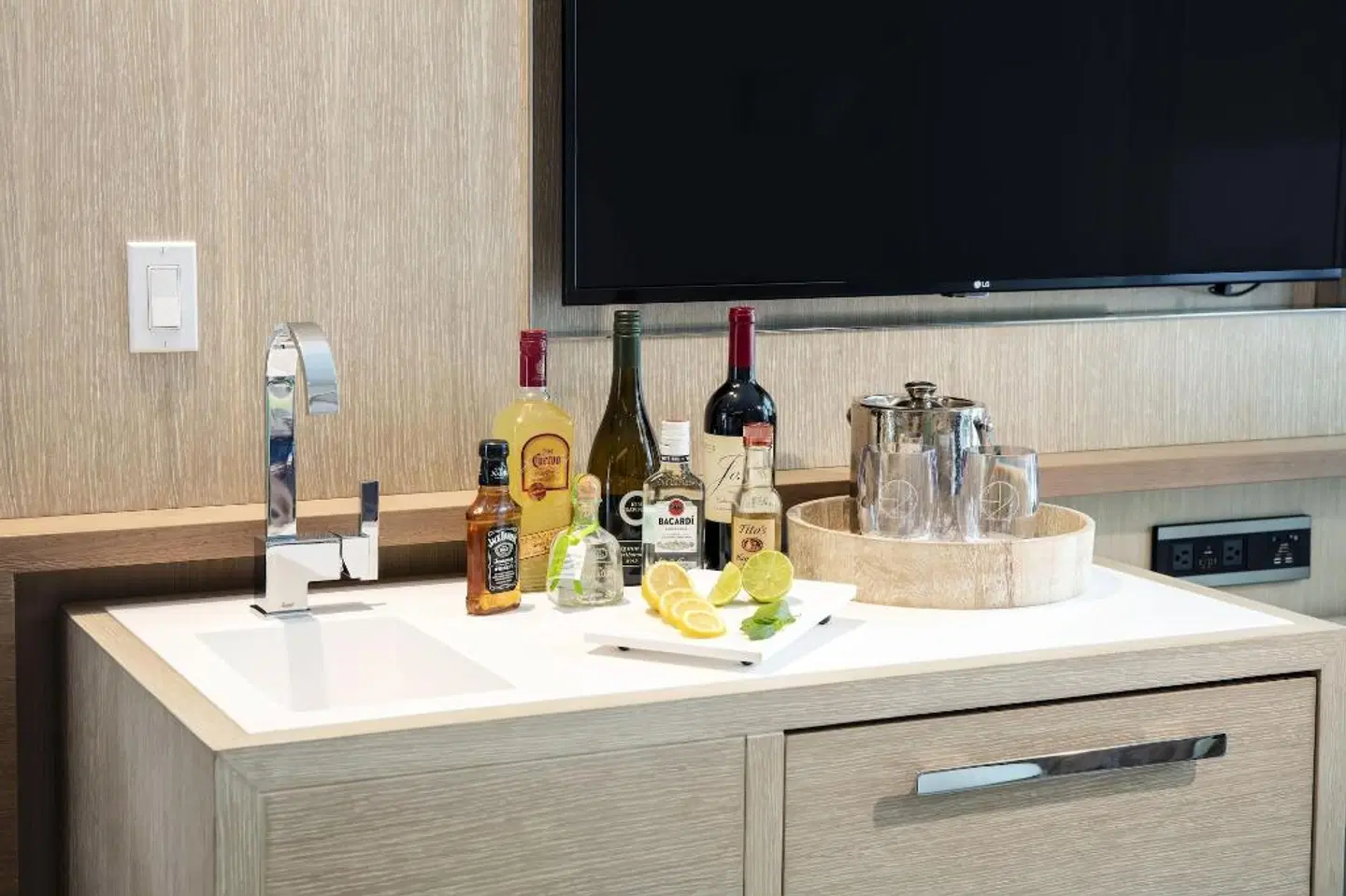 H2O Suites- Adults Only Restaurant