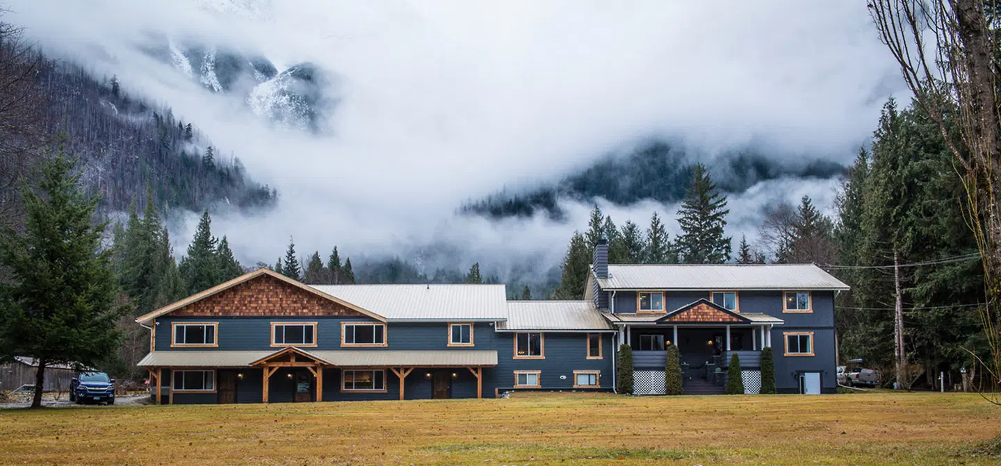Bella Coola Eagle Lodge EXTERIOR