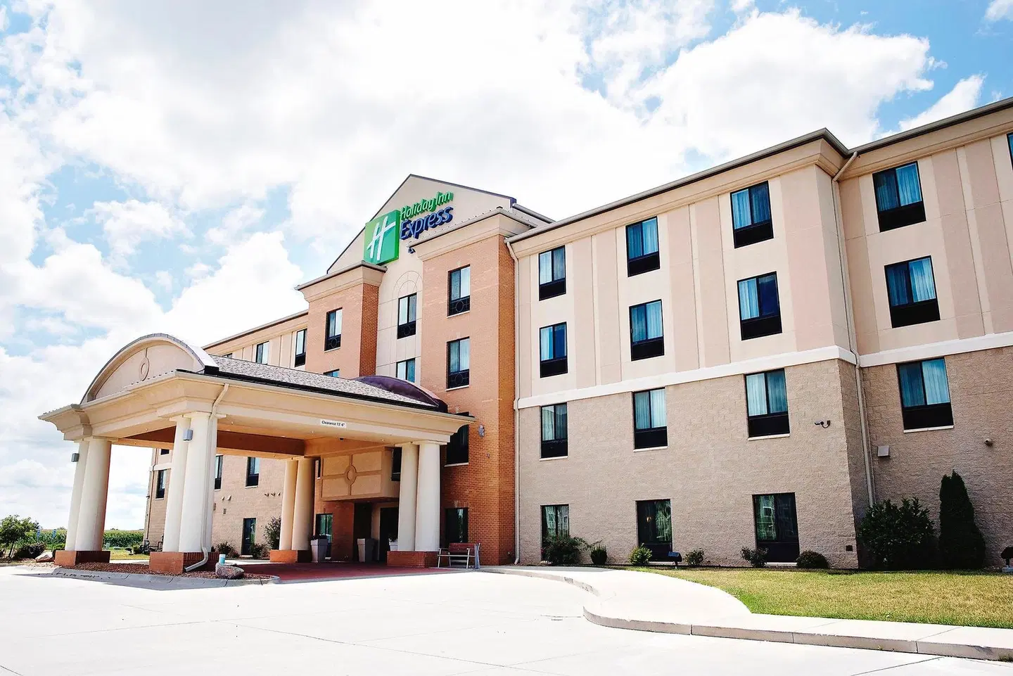 Holiday Inn Express & Suites Urbandale Des Moines by IHG EXTERIOR