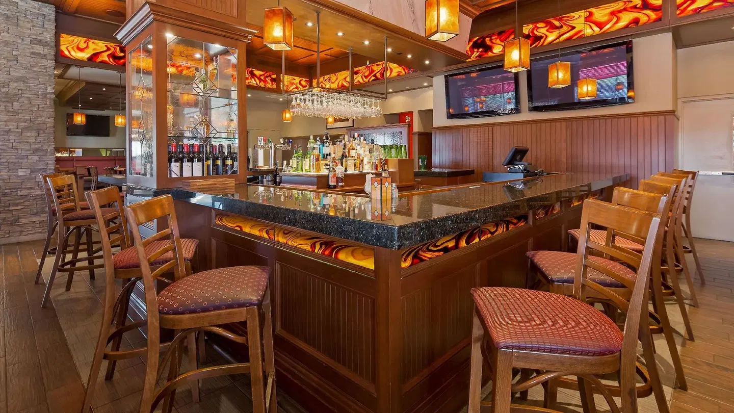 Best Western Plus Lamplighter Inn & Conference Center Bar