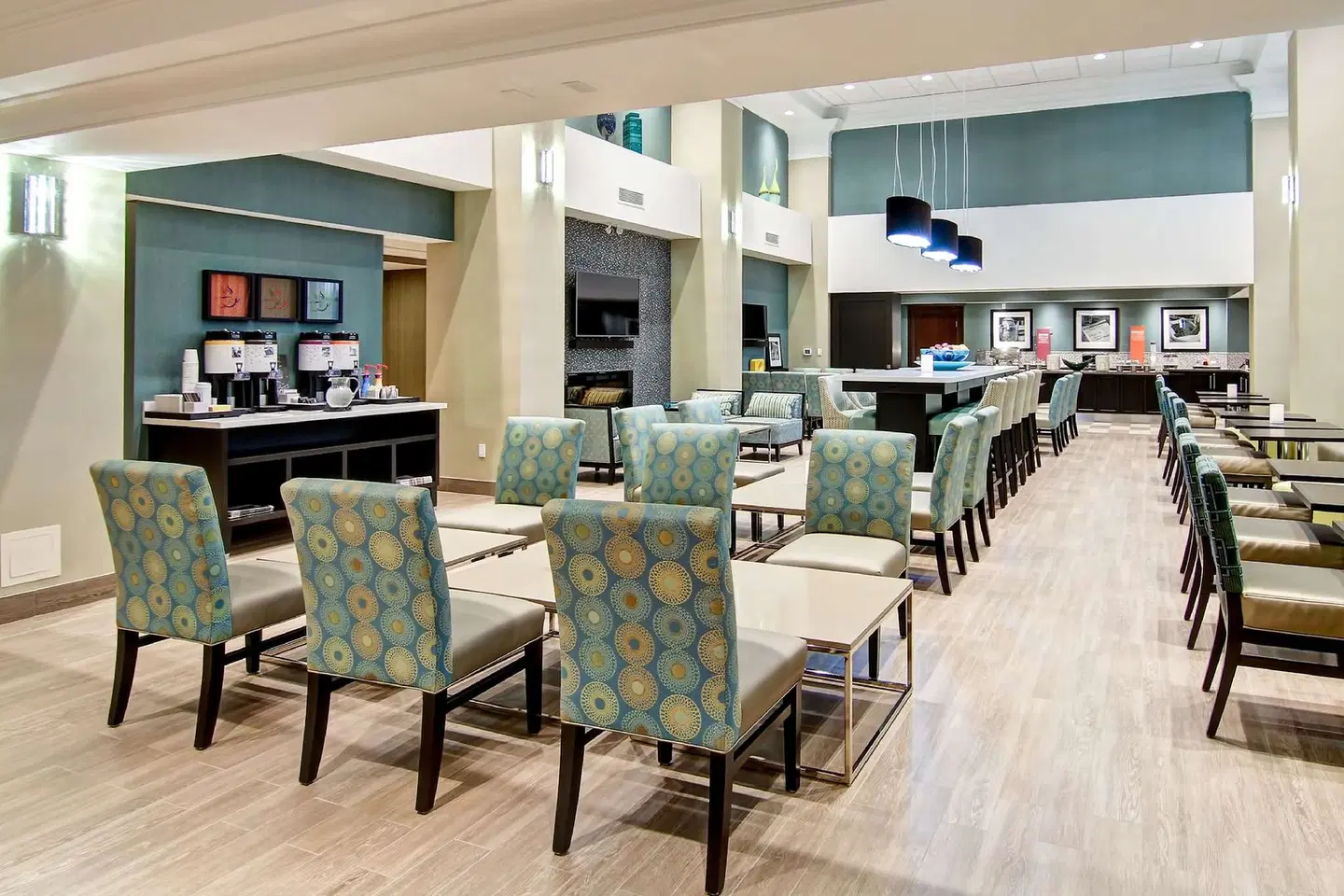 Hampton Inn by Hilton London Bar