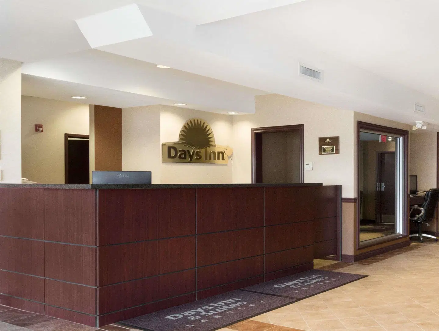 Days Inn & Suites by Wyndham Langley LOUNGE_LOBBY
