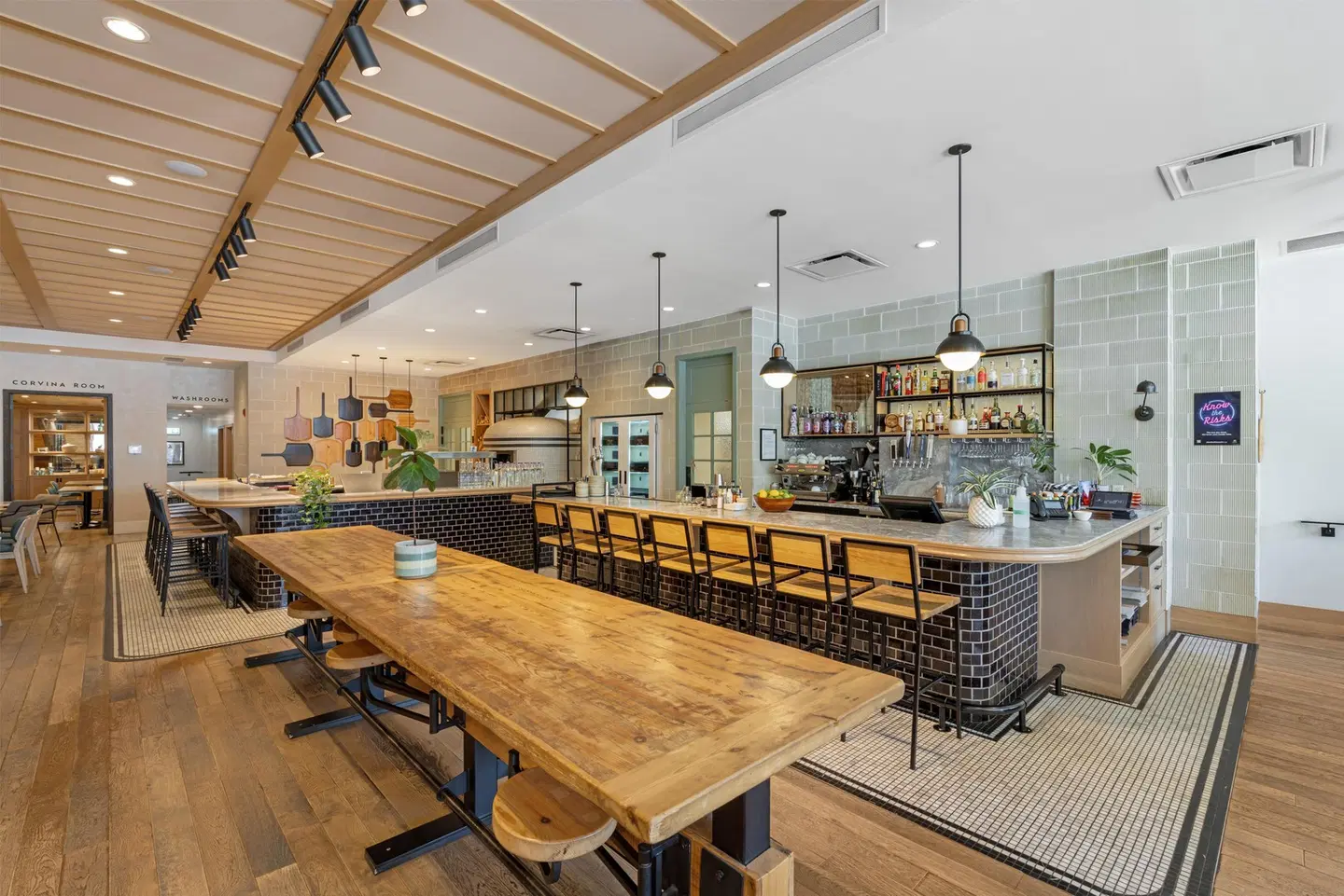 Best Western Plus Baker Street Inn Bar
