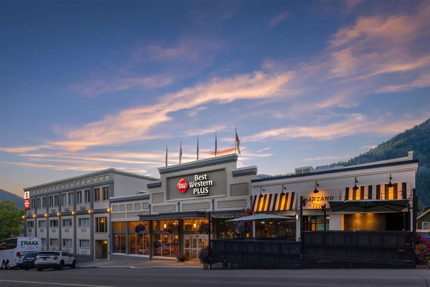 Best Western Plus Baker Street Inn EXTERIOR