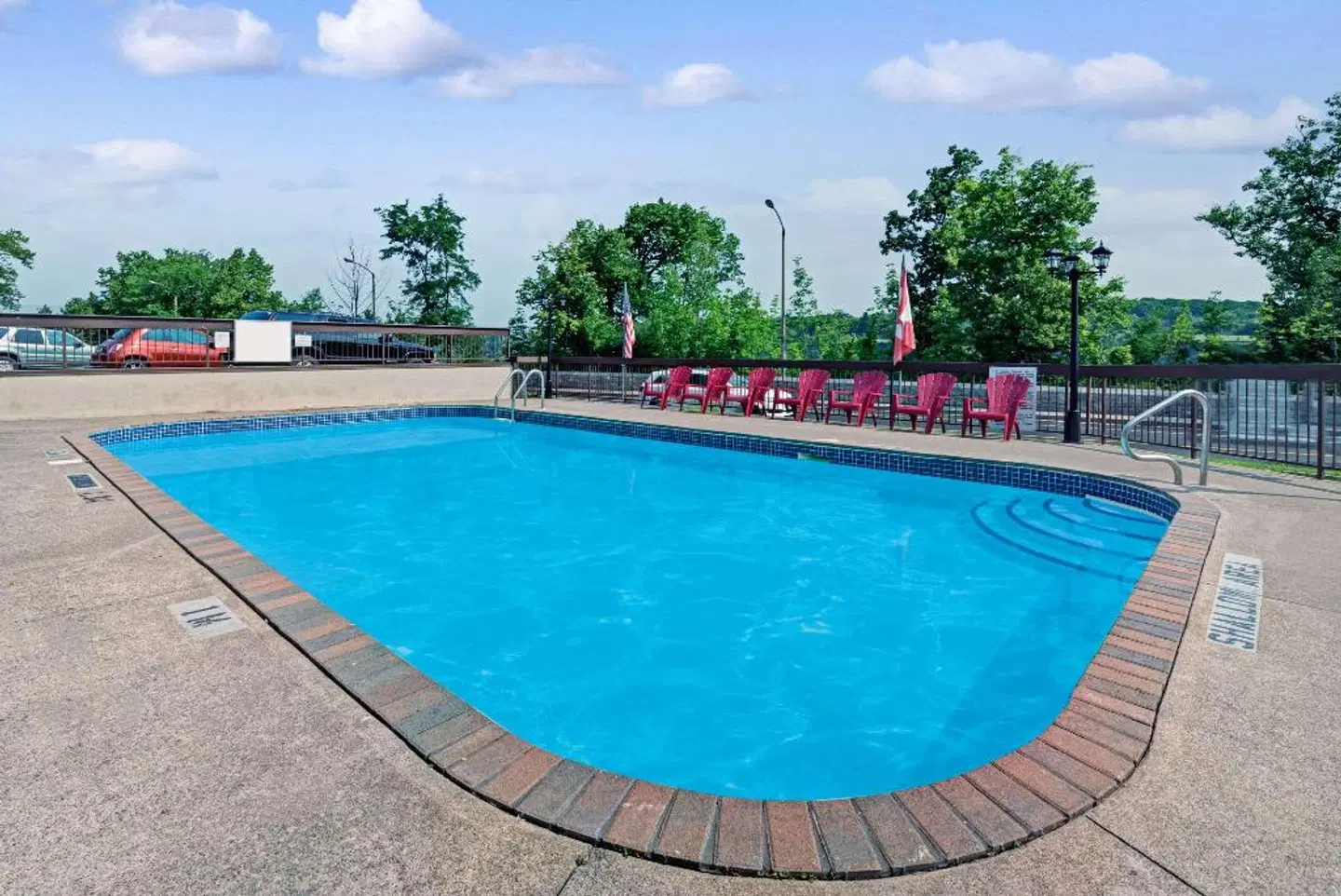 Super 8 by Wyndham, Niagara Falls North OUTDOOR_POOL