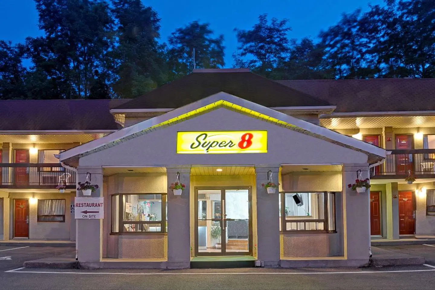 Super 8 by Wyndham, Niagara Falls North EXTERIOR