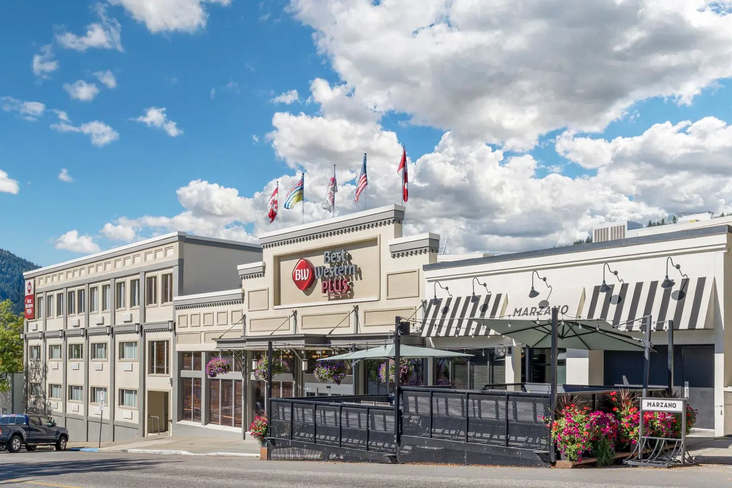 Best Western Plus Baker Street Inn EXTERIOR