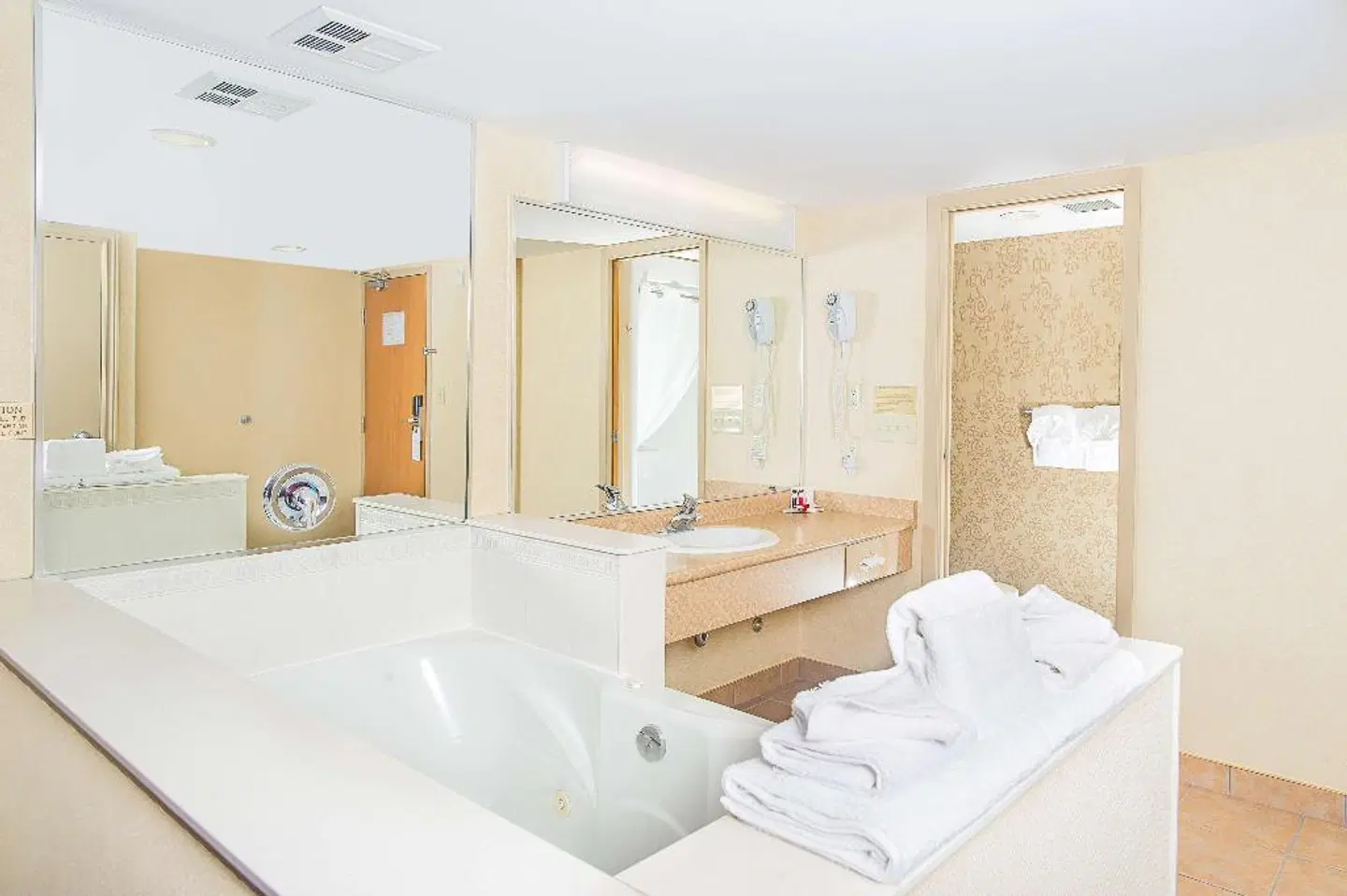 Ramada by Wyndham, Niagara Falls Near Fallsview District HEALTH_BEAUTY