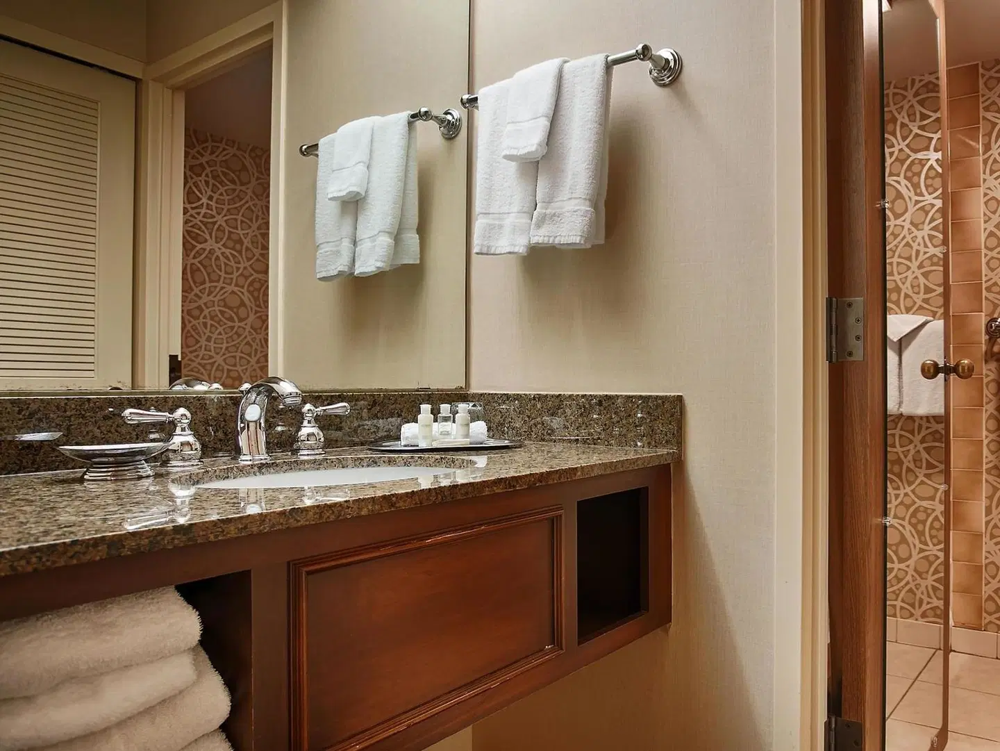 Best Western Plus The Normandy Inn & Suites Badezimmer
