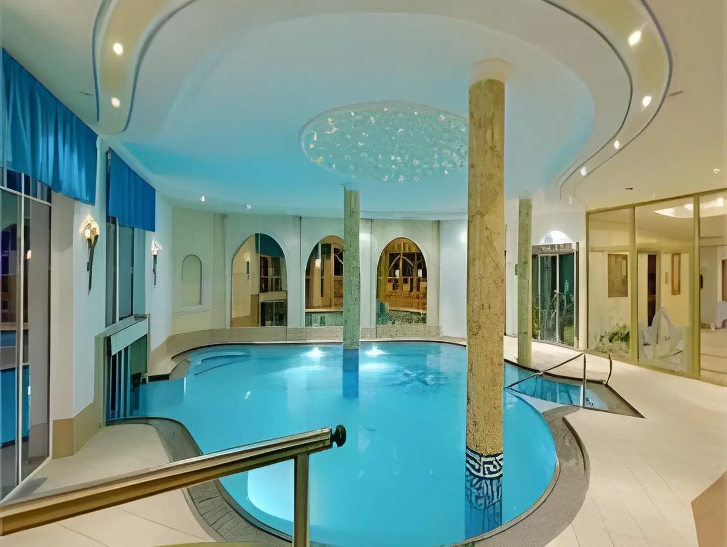 LUNARIS Wellnessresort Hallenbad