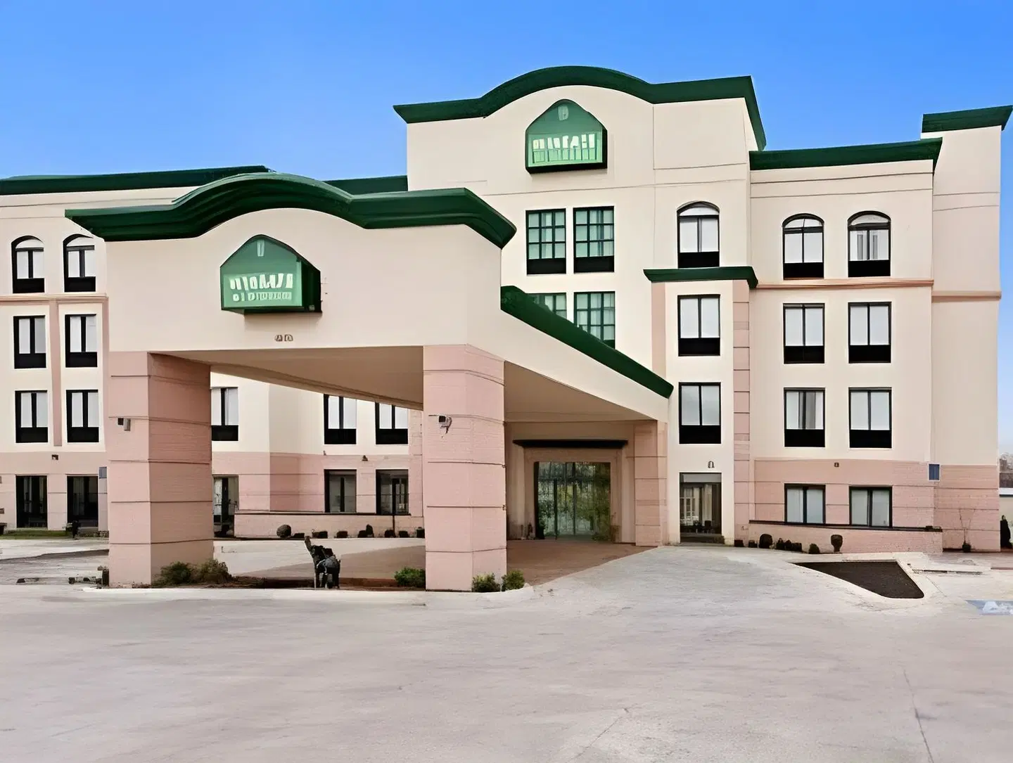 La Quinta Inn & Suites by Wyndham Tulsa Midtown EXTERIOR