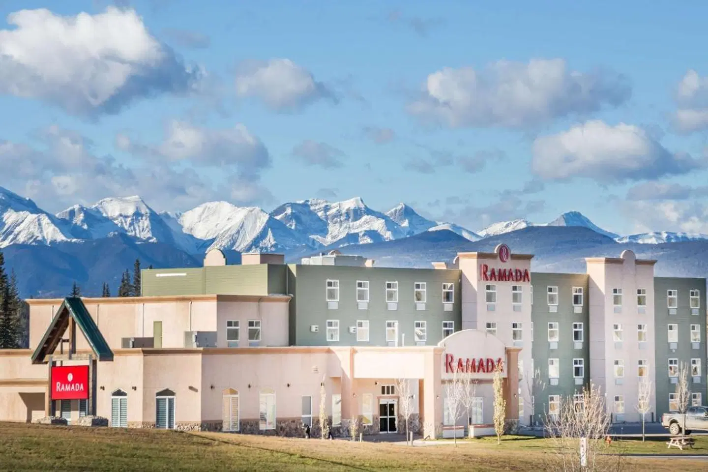 Ramada by Wyndham Hinton EXTERIOR