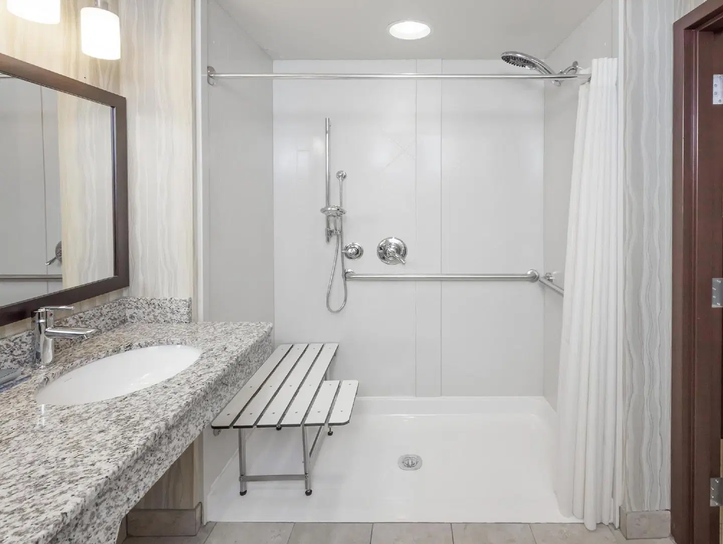 La Quinta Inn & Suites by Wyndham Tulsa Midtown Badezimmer