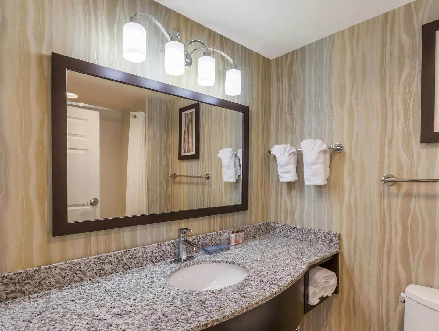 La Quinta Inn & Suites by Wyndham Tulsa Midtown Badezimmer