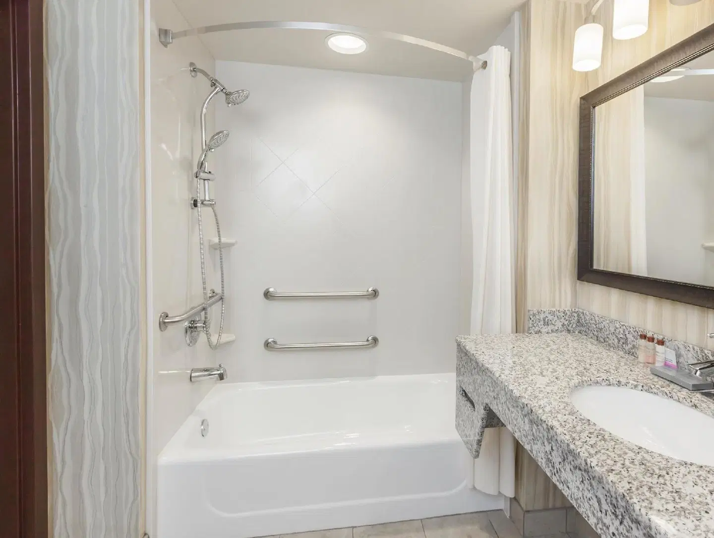 La Quinta Inn & Suites by Wyndham Tulsa Midtown Badezimmer