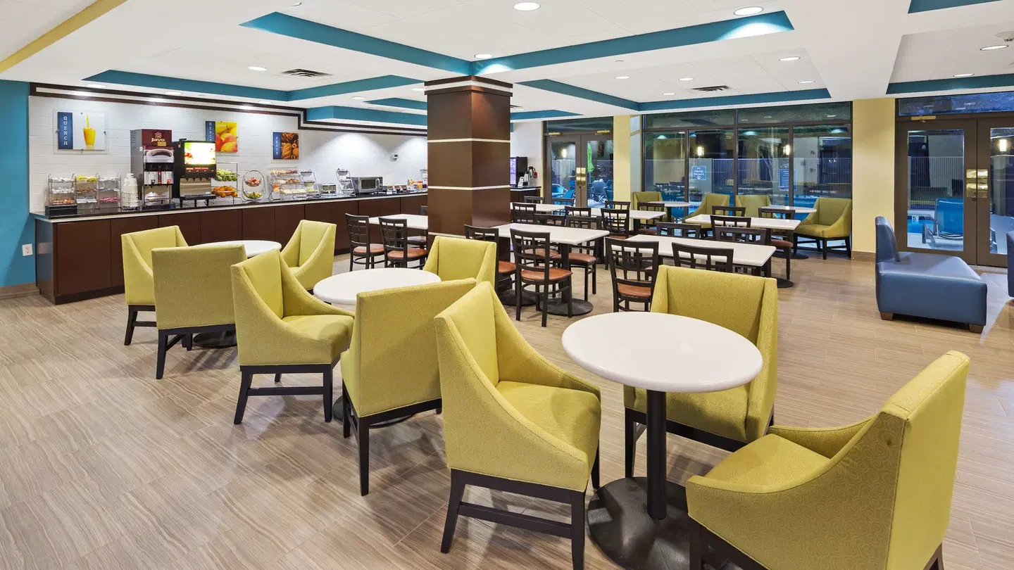 Best Western Plus Birmingham Inn & Suites Bar