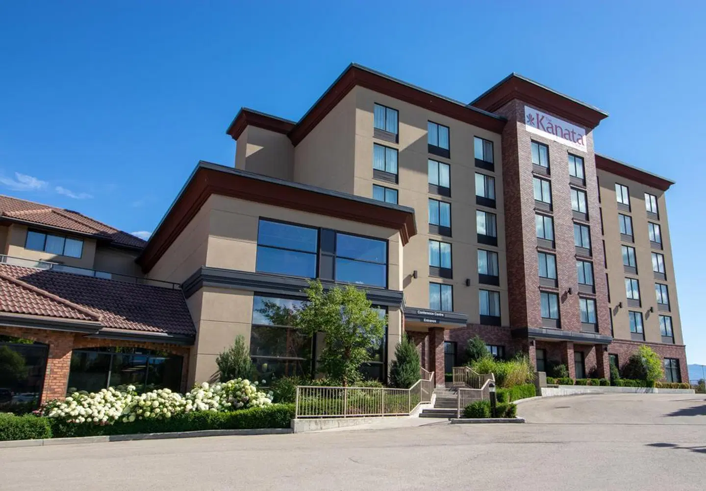 The Kanata Kelowna Hotel & Conference Centre EXTERIOR