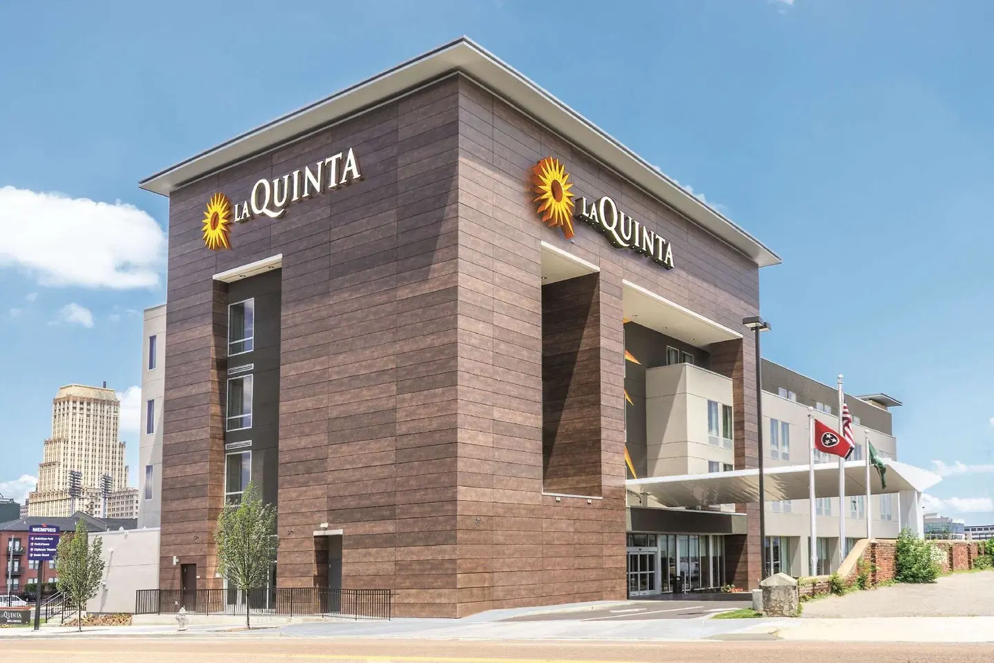 La Quinta Inn & Suites by Wyndham Memphis Downtown EXTERIOR