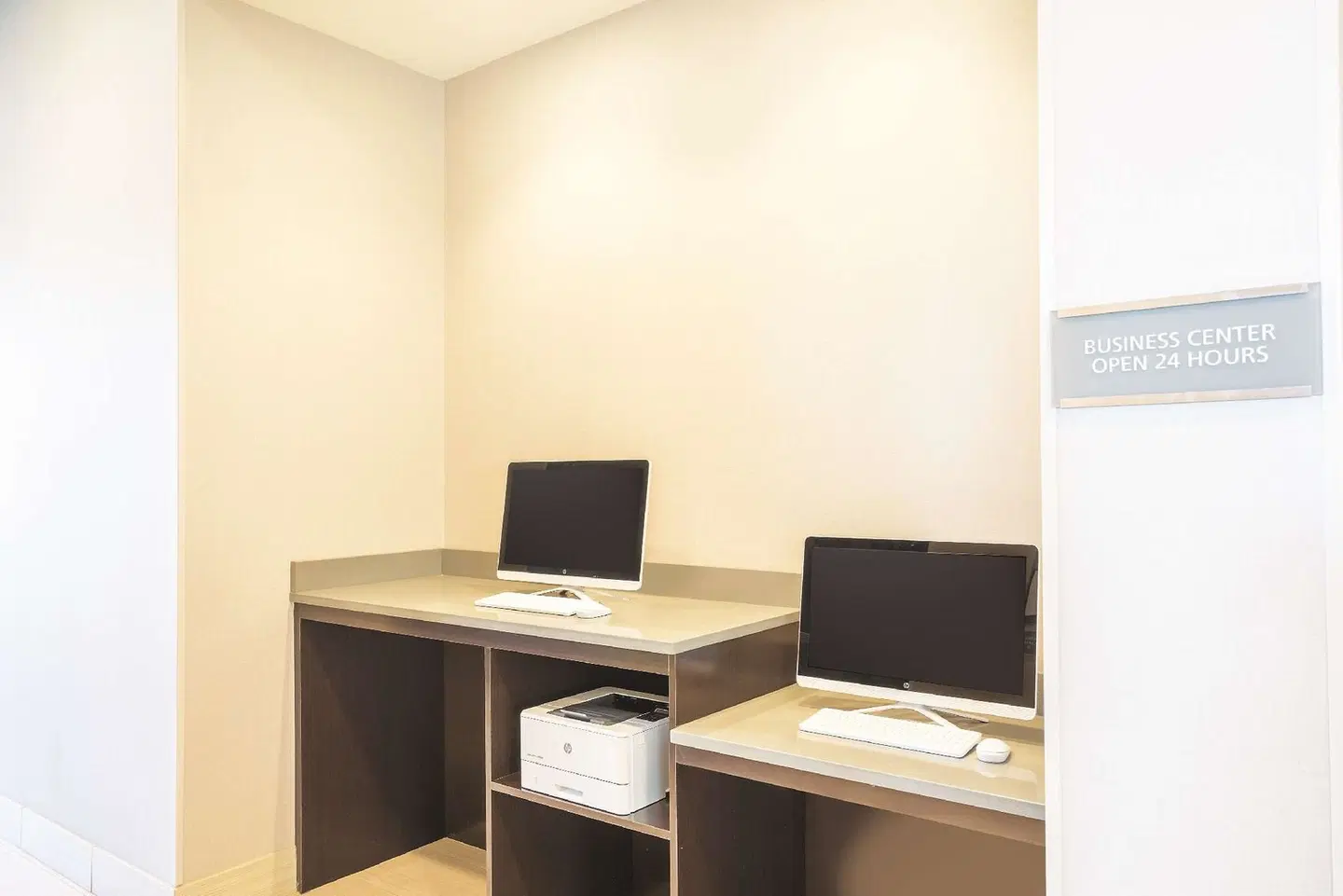 La Quinta Inn & Suites by Wyndham Memphis Downtown ROOM_EXAMPLE