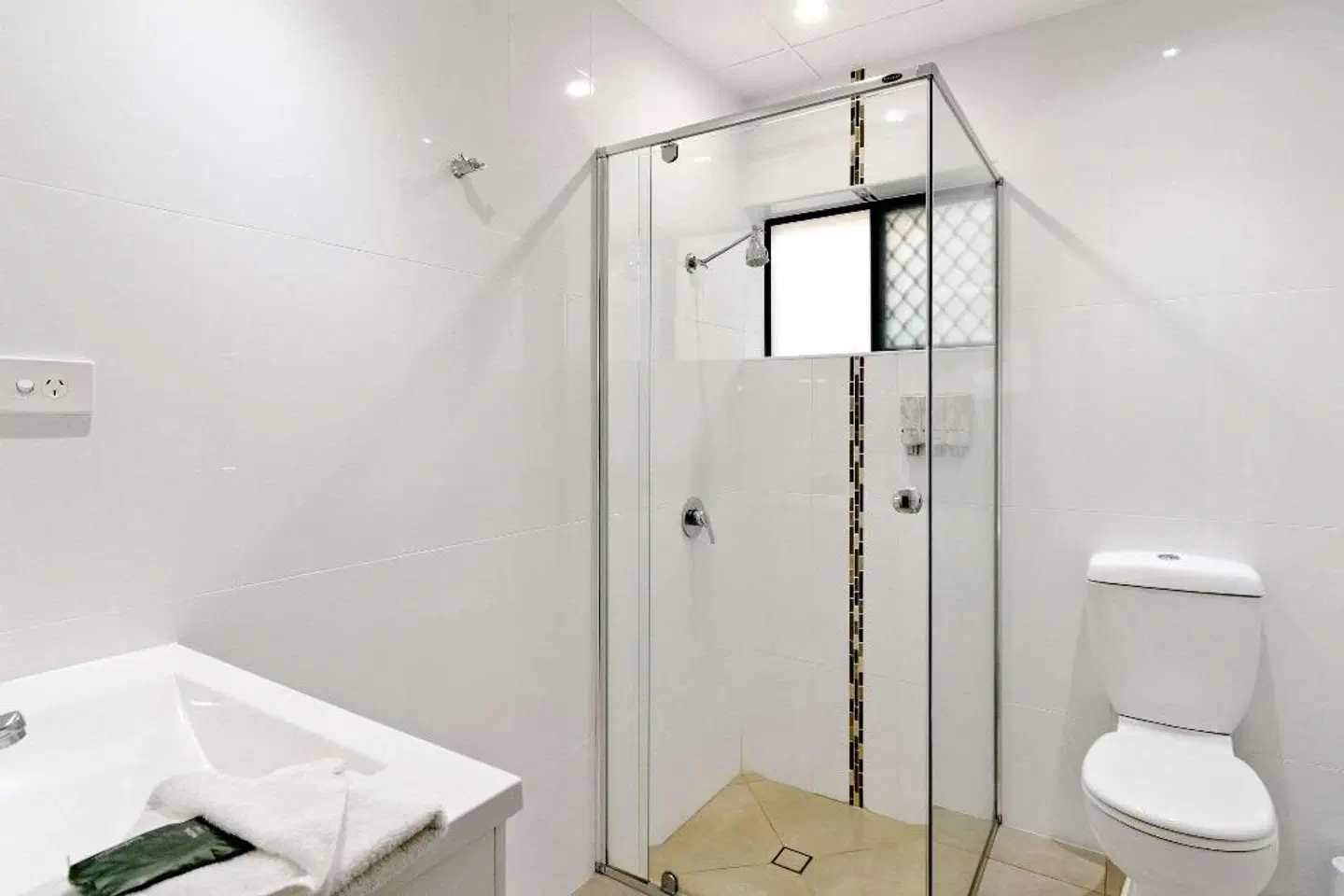 Quality Hotel Robertson Gardens Badezimmer