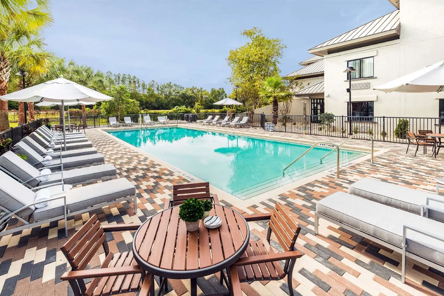 DoubleTree by Hilton Gainesville OUTDOOR_POOL