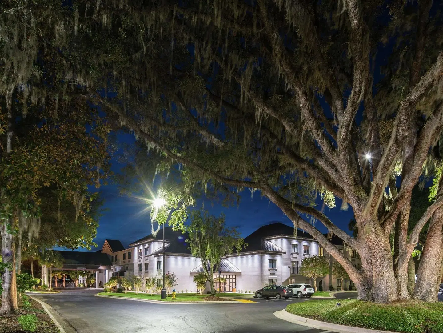 DoubleTree by Hilton Gainesville EXTERIOR
