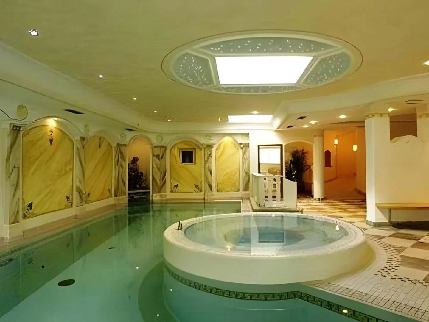Family Wellness Hotel Renato Hallenbad