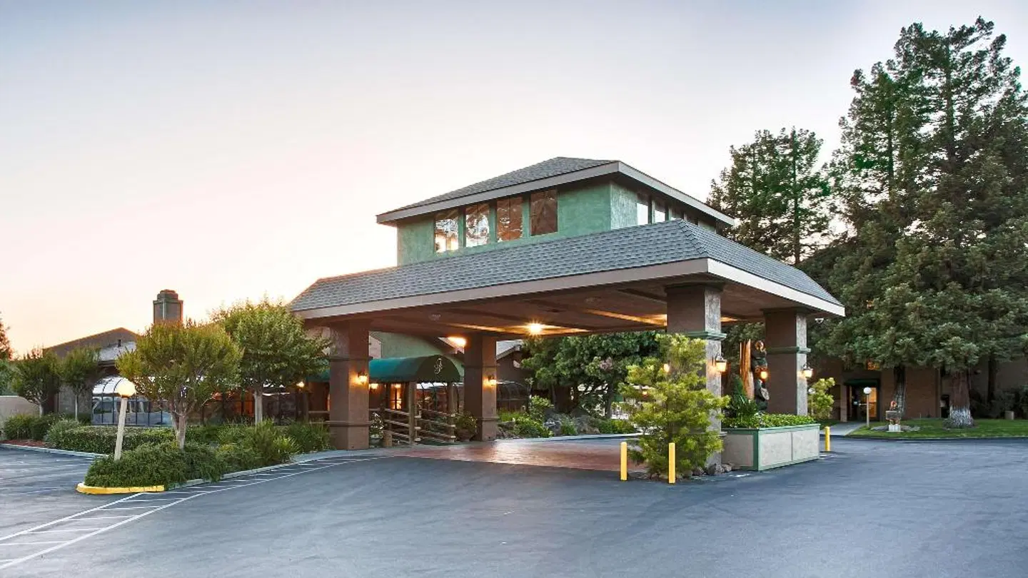 Best Western PLUS Forest Park Inn EXTERIOR
