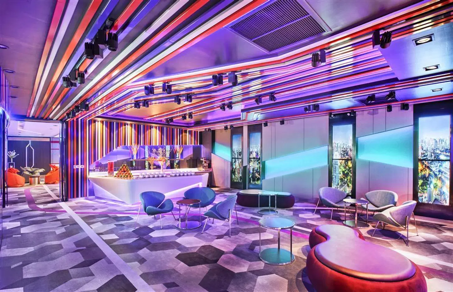 Aloft by Marriott Bangkok Sukhumvit 11 Bar