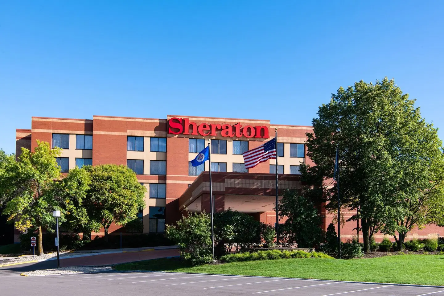 Sheraton Minneapolis West Hotel EXTERIOR