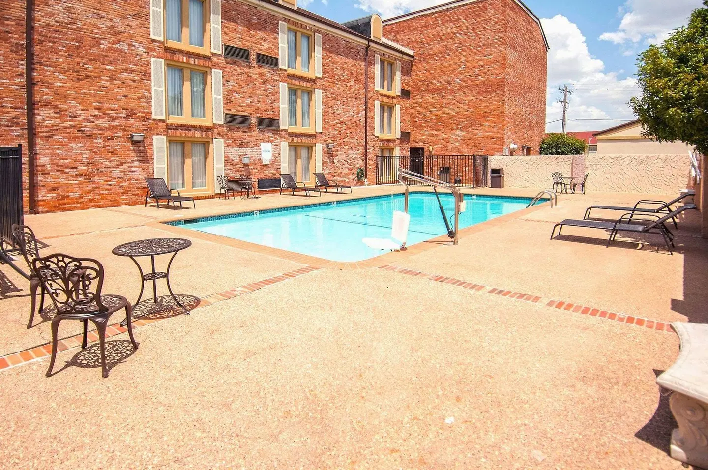 Governors Suites Hotel OUTDOOR_POOL