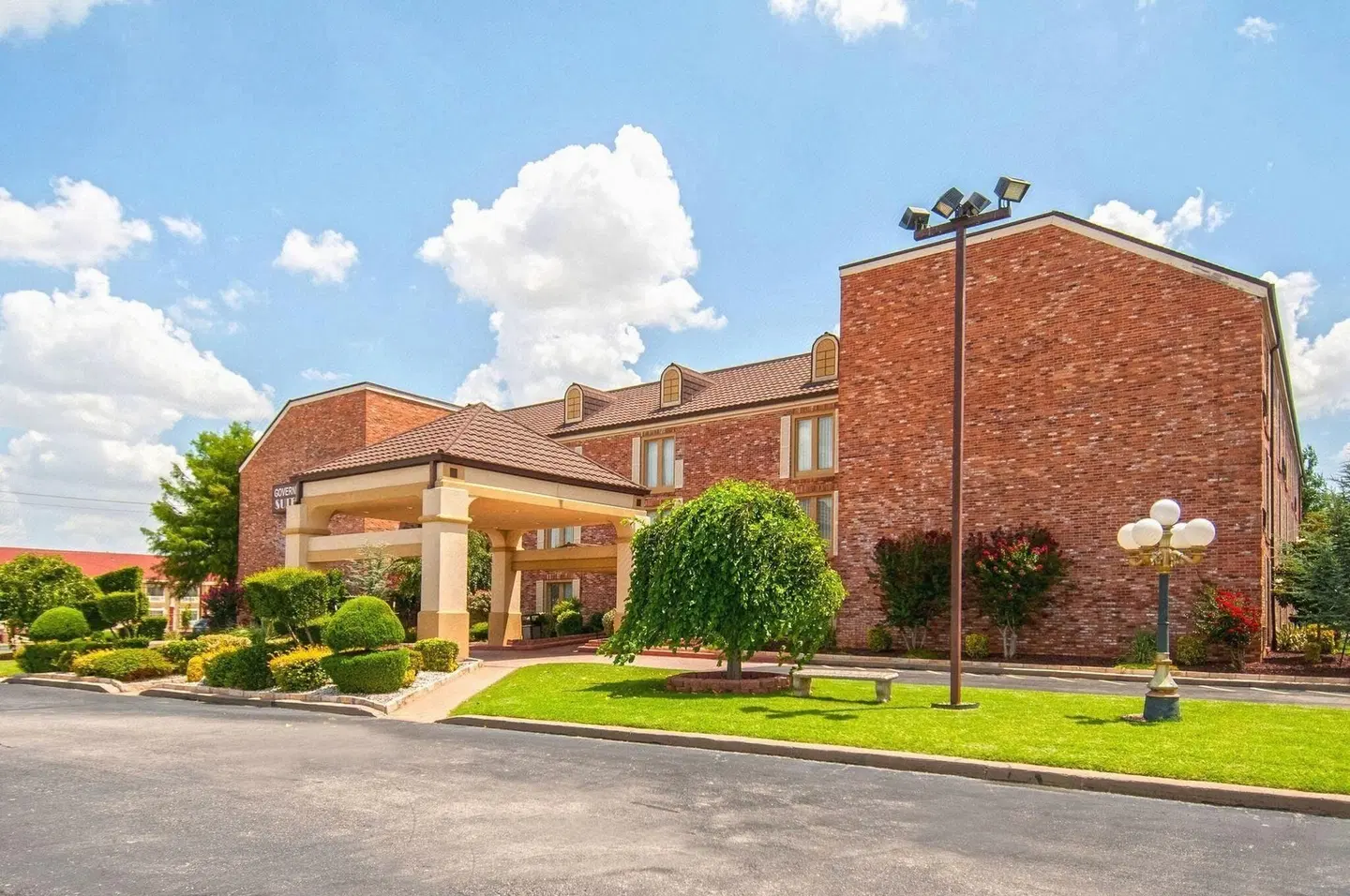 Governors Suites Hotel EXTERIOR