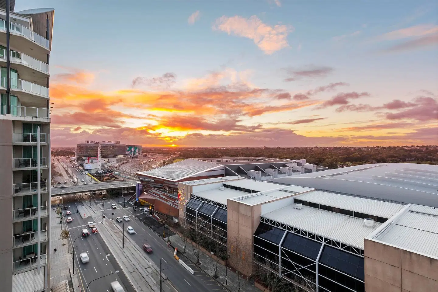 Oaks Adelaide Horizons Suites LANDSCAPE
