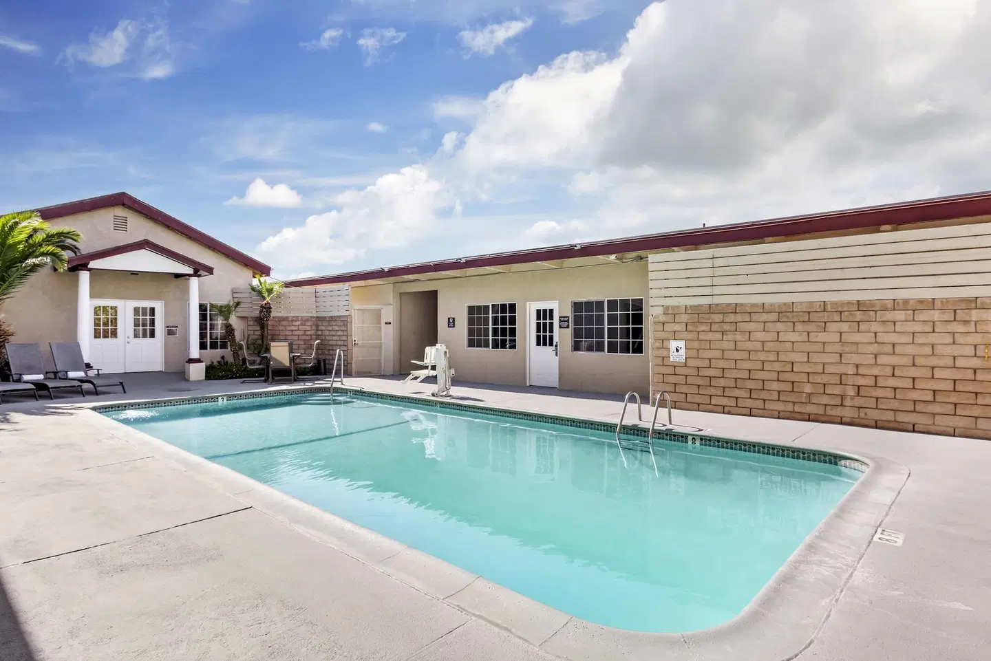 Best Western China Lake Inn OUTDOOR_POOL