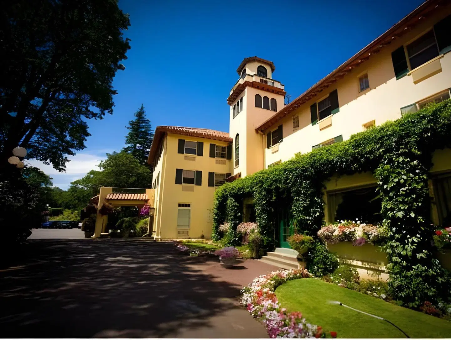 Columbia Gorge Hotel EXTERIOR