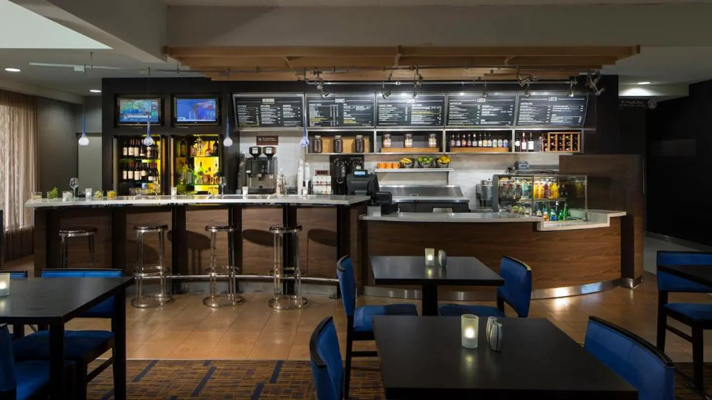 Courtyard by Marriott Jacksonville at the Mayo Clinic Campus/Beaches Bar
