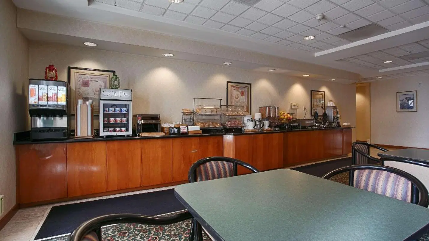 Best Western Plus Coyote Point Inn Bar