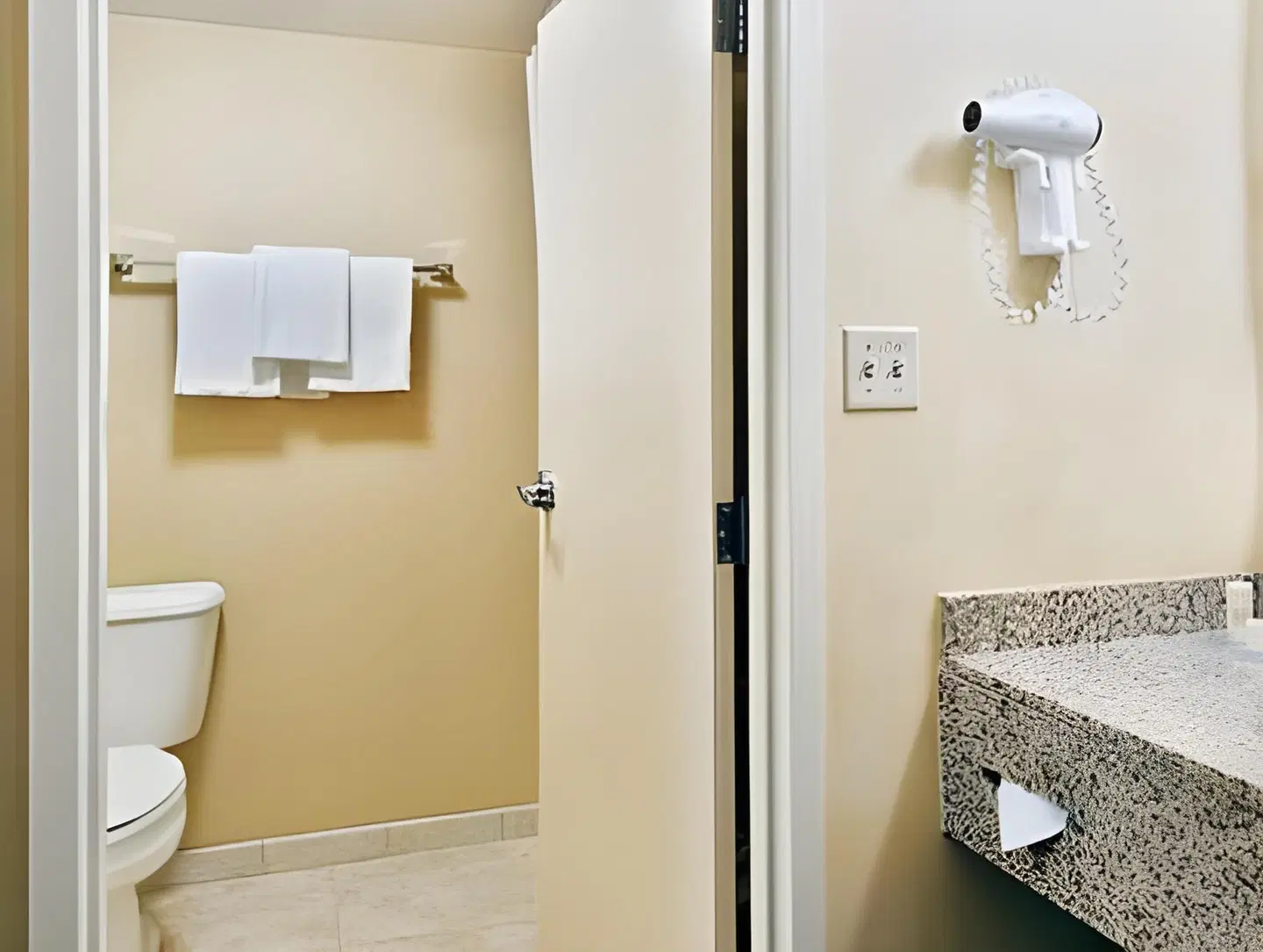 Courtyard by Marriott Grand Rapids Airport Badezimmer
