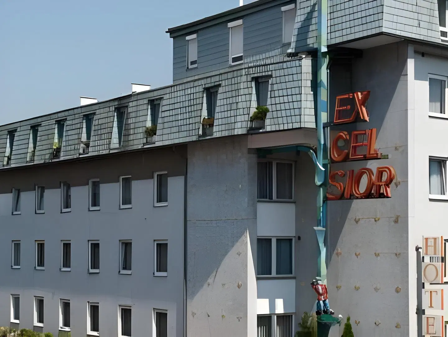 Excelsior EXTERIOR