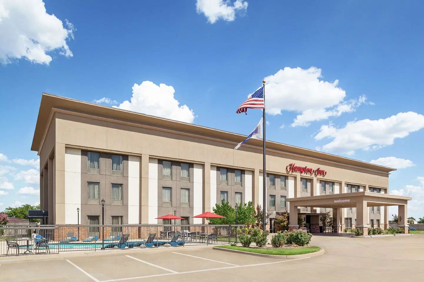 Hampton Inn Paris EXTERIOR