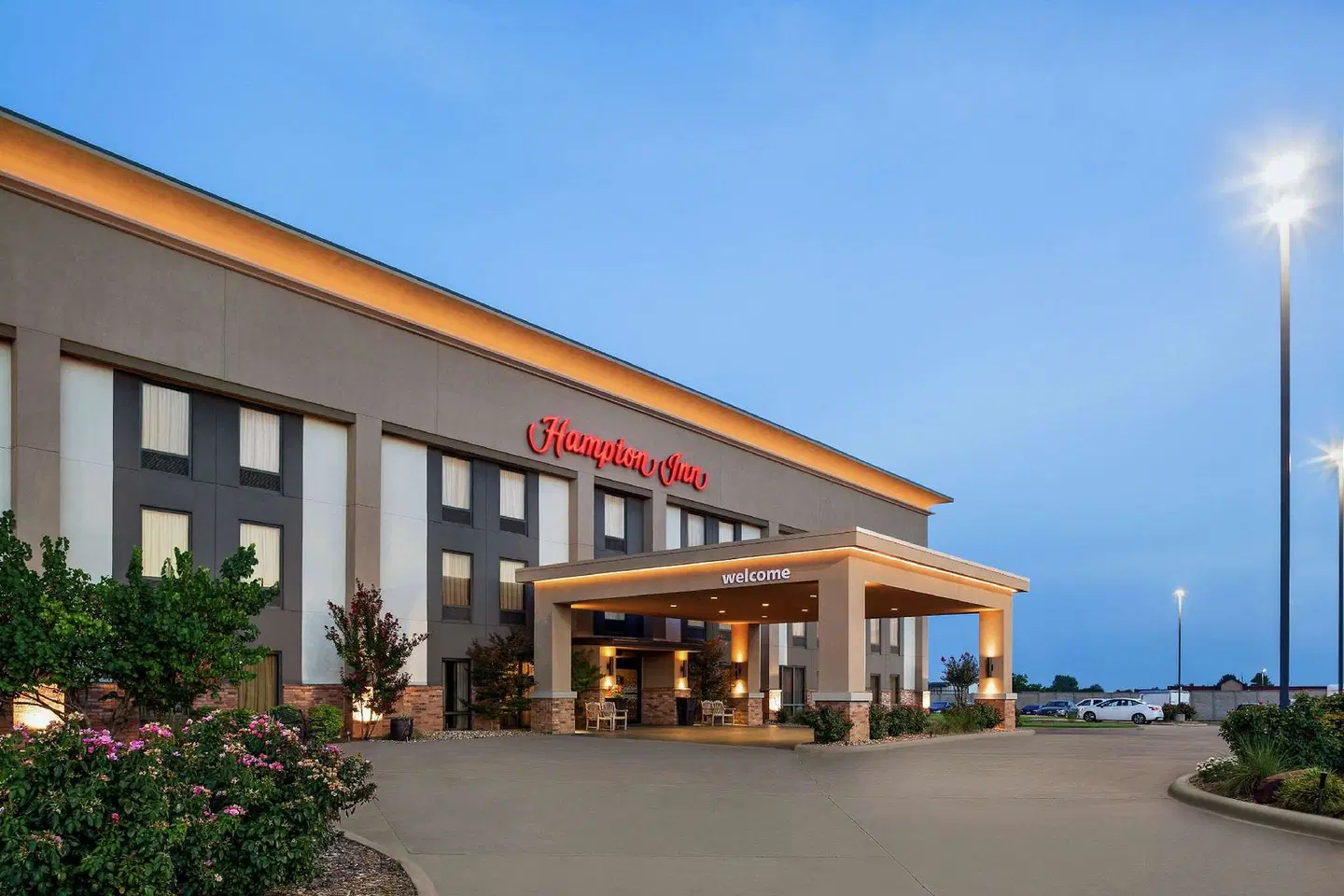Hampton Inn Paris EXTERIOR