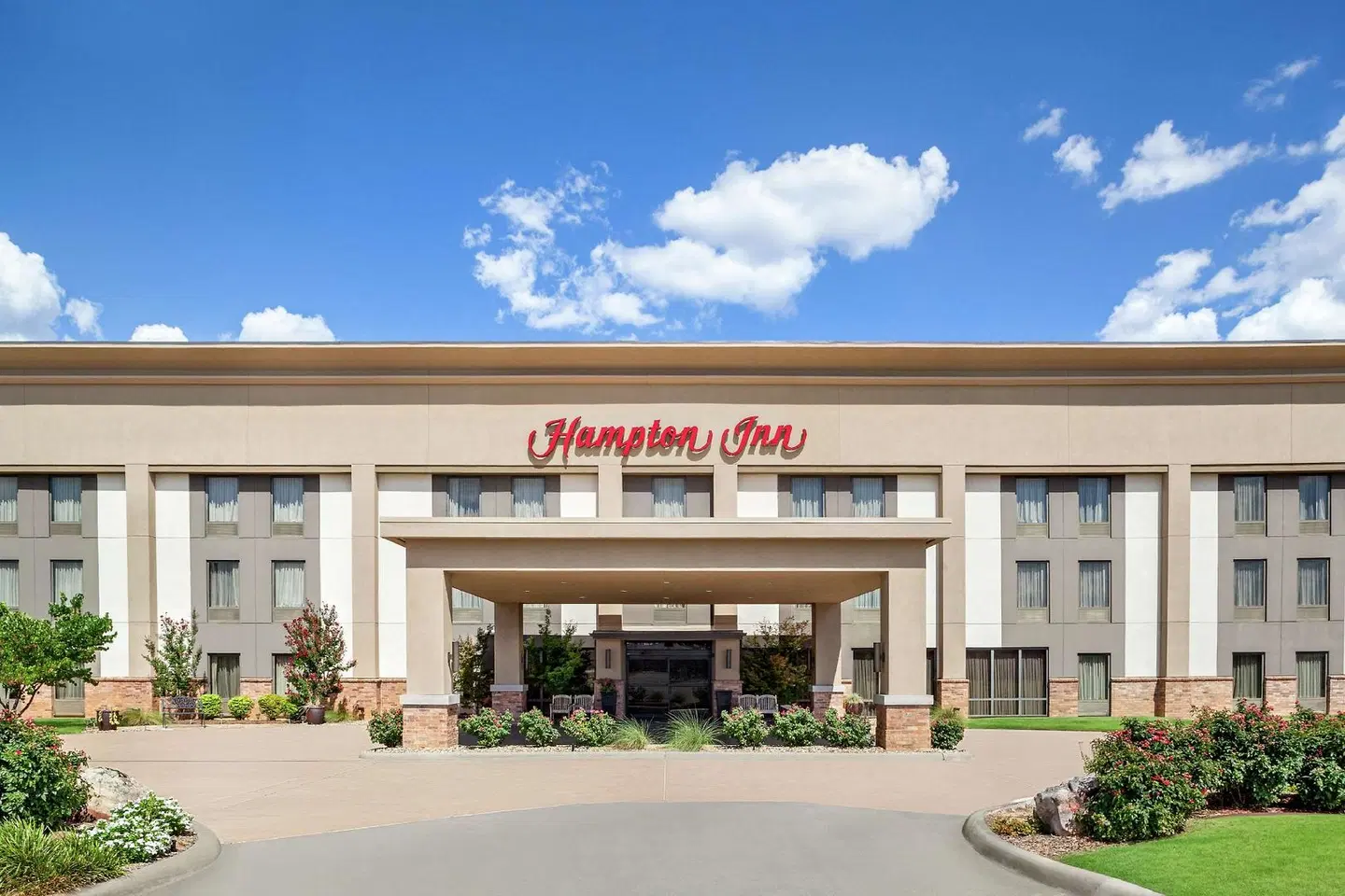 Hampton Inn Paris EXTERIOR