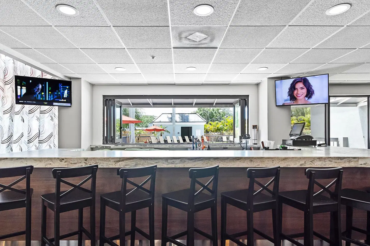 Holiday Inn St. Petersburg West by IHG Bar