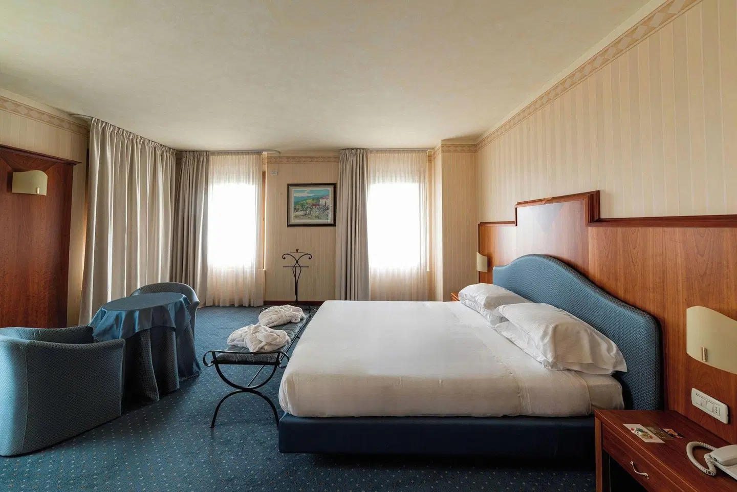 PHI Hotel Astoria ROOM_EXAMPLE