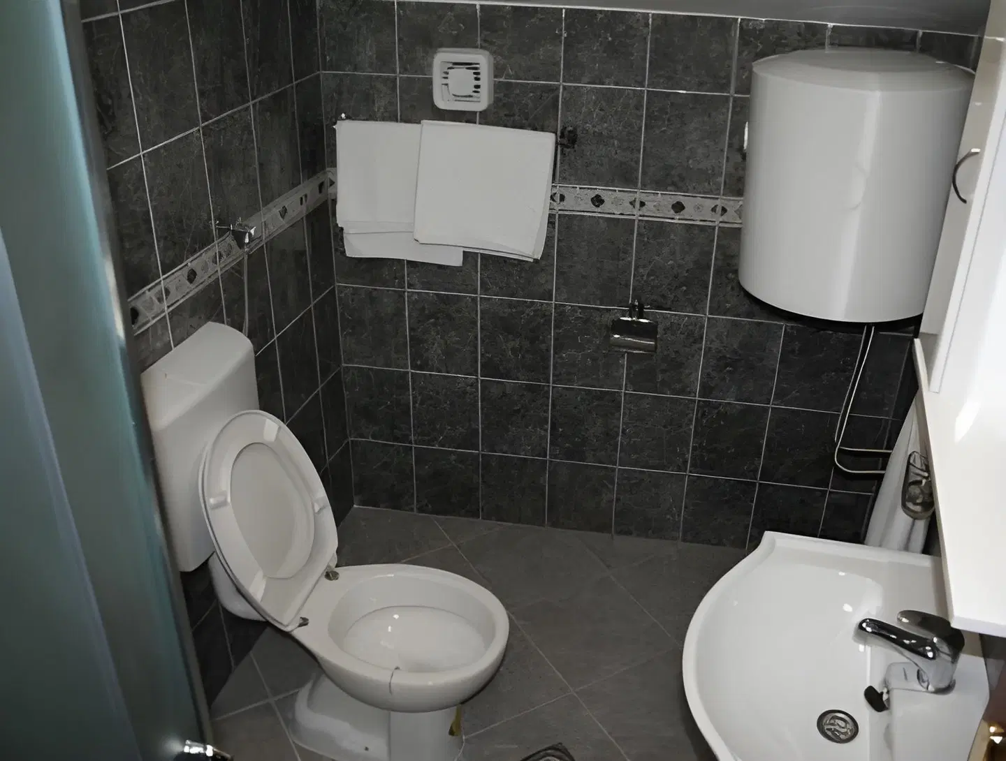 D & Sons Apartments Badezimmer